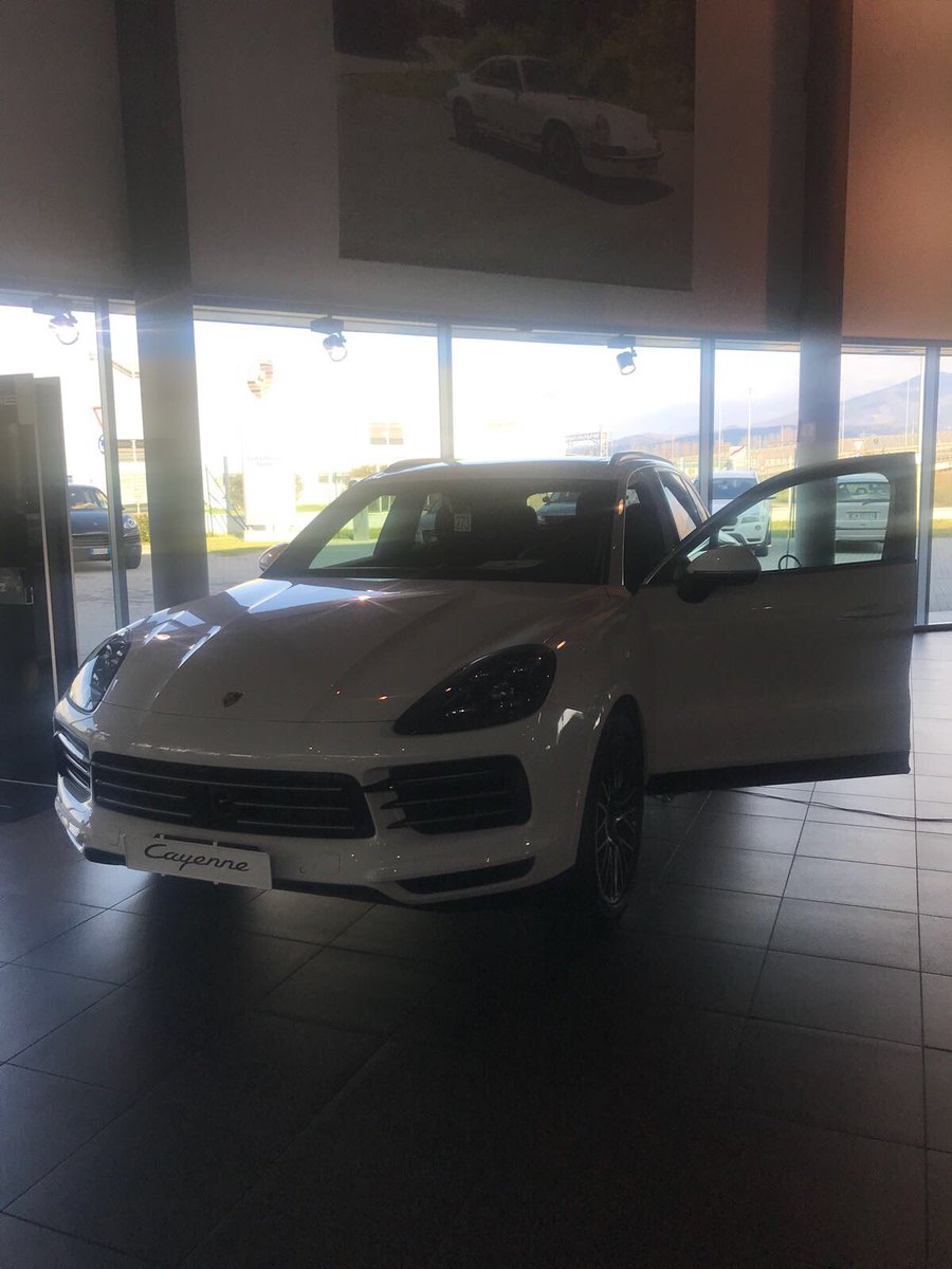 riccardovincen3's tweet photo. Fantastica Cayenne #Autoin #Porsche #Firenze https://t.co/vVnx8gg7OD