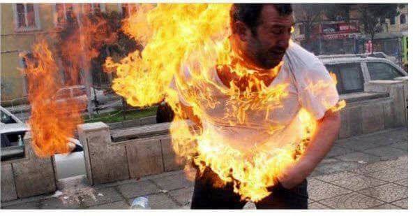 Bu resim bir ülkenin halkının içine düştüğü sefaletin belgesidir
Fetöcü yada üst akıl oyunu diye yazan vicdansızlr keşke zamanında yazar kasa atanı gururla haber yapanlarn o hassasiyetinin! minik kırıntısı olabilseydi vicdanlarınızda da bu işçiyide haber yapabilseydiniz yüreklice