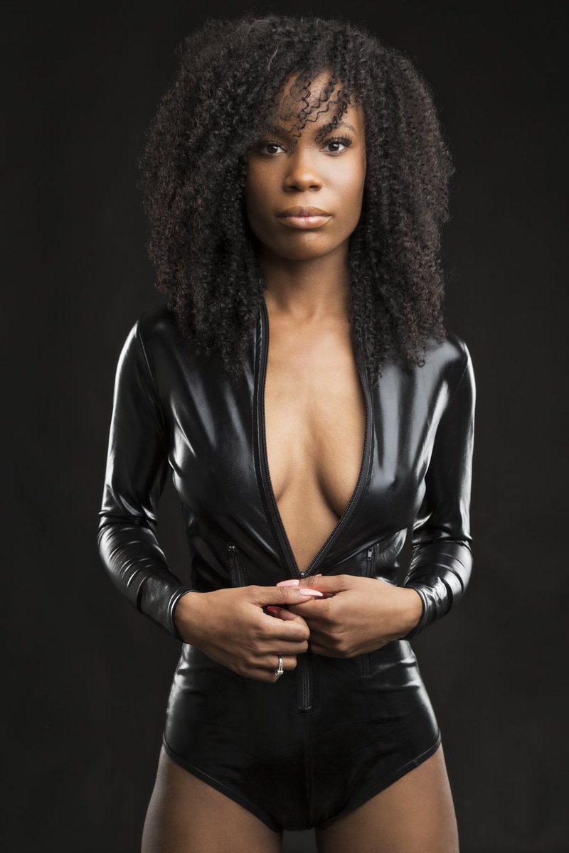 MiamiPhotoColl's tweet image. Portrait of the beautiful @IvoryLoganx photographed last month at @ArtHood56. She will be the featured model for our Art Nude Lighting Workshop on January 29.