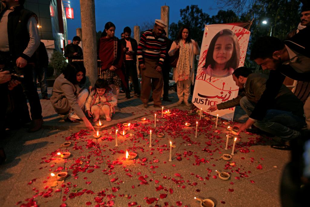 ishtarglam's tweet photo. Su nombre era Zaina,de 7 años.Fue secuestrada,violada y asesinada.Después tiraron su cuerpo a la basura.
Sucedió en Kasur (Paquistan),convirtiéndose en la vigésima niña violada y asesinada en esta localidad en lo que va de año.
#JusticeForZainub https://t.co/Yw74VQRach
