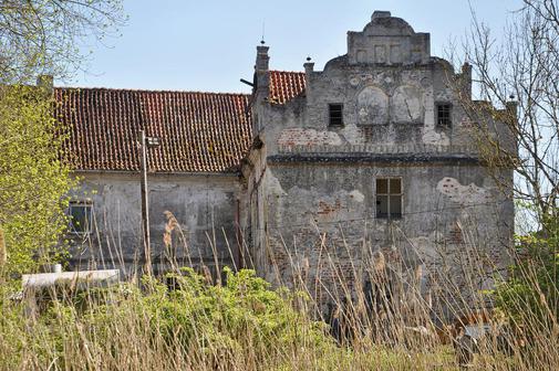 Pomm_Greif's tweet photo. Die #Wasserburg #Divitz (ein Herrenhaus im Tal der Barthe im Landkreis Vorpommern-Rügen ) ist inzwischen eingerüstet und die #Notsicherung hat begonnen. Divitz war 2015 für die Liste der 14 gefährdesten europäischen Denkmalstätten nominiert worden.
https://t.co/BrpT99kMNZ https://t.co/Cg197DsOAx