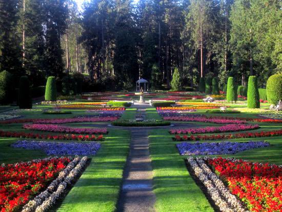 WalterGilliam's tweet image. “Kindergarten” literally means “garden of children.” 

The German educator Fröbel fabricated this word to create a visual image of how best to support the natural development of young children.

Which of these pics looks most like your visual image of a “garden of children”?