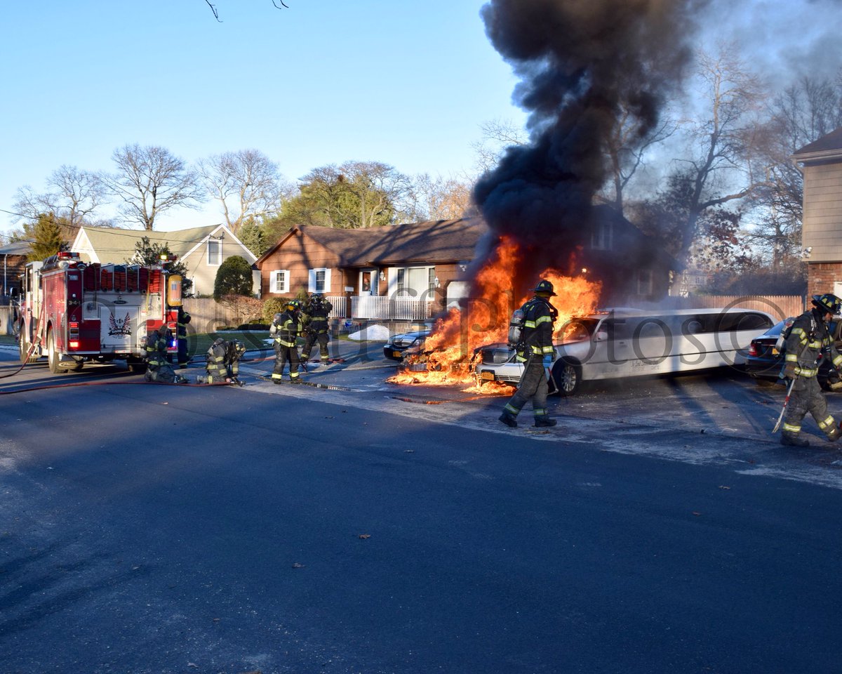 Chief_Ippy's tweet photo. #IslipFD responds to@multiple vehicles on fire I/F/O 65 Whitman Ave this afternoon. @suburban40 @FiOS1News_LI @thefirenews @mergencypatches @#thirddivision #isliptownship https://t.co/35NnIwYzWe