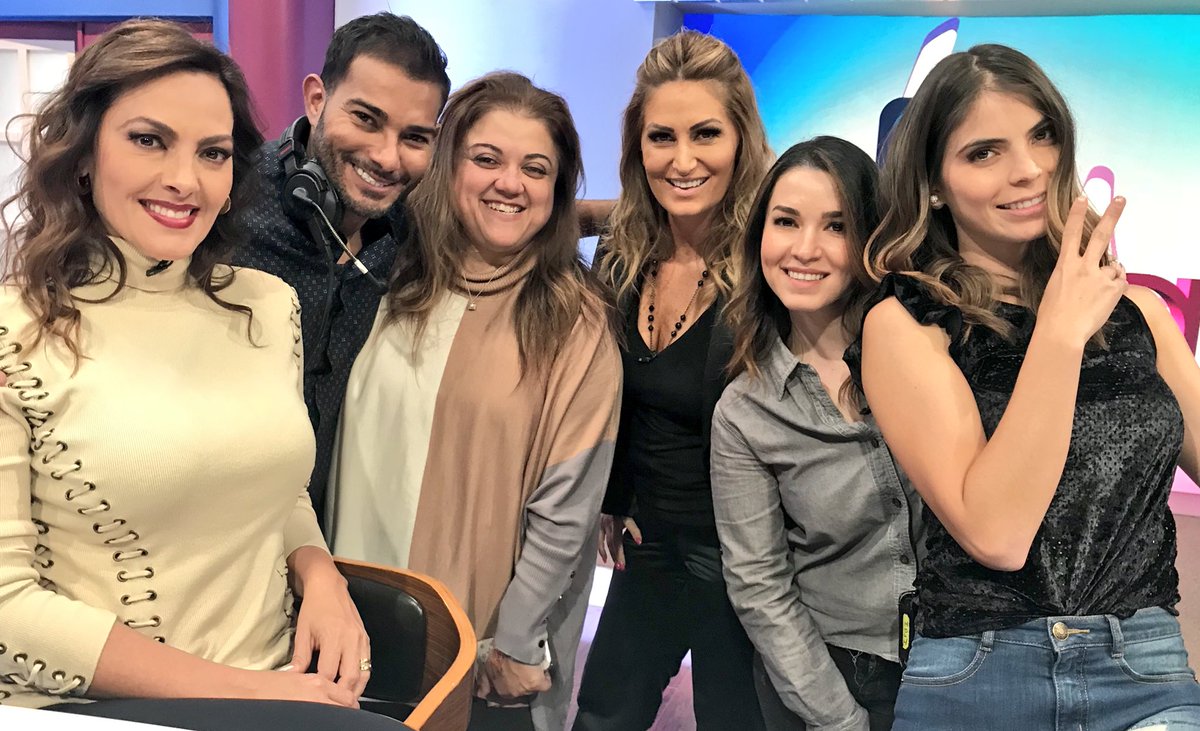DioLLuberes's tweet photo. ENSAYO GENERAL: Ya listos para el GRAN ESTRENO de #ClubDeEva Té esperamos este lunes 15 a las 12pm en @Aztecauno 🎥🍎 @ClubDeEva con @vdelcastillotv @anetteoficial @LAURAGII y @ESMEOFICIAL https://t.co/hdpMRvJYM1