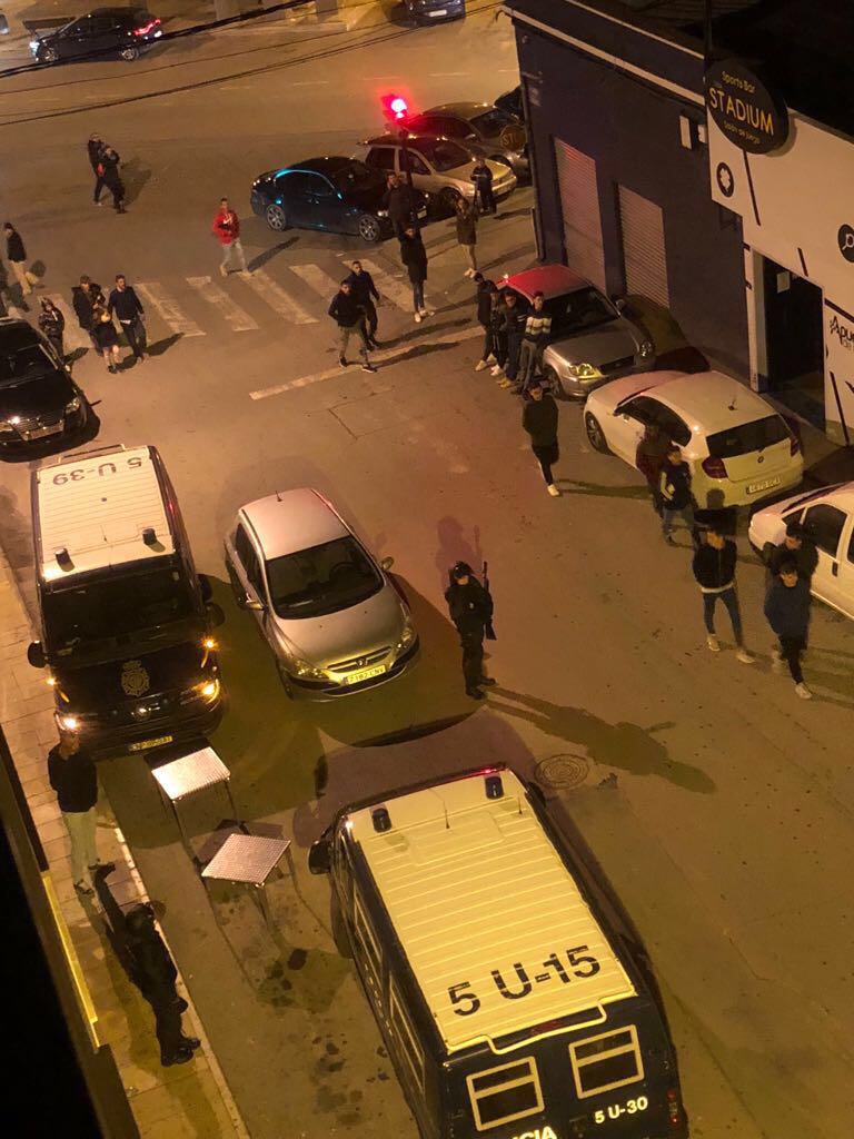 SER_Murcia's tweet photo. Nos llegan vía Whatssapp estas fotografías que están circulando esta noche de #Cieza. Es una redada en la zona del final de la Gran Vía. Las fuentes consultadas señalan que tiene que ver con delitos de extranjería y drogas. No es una operación antiterrorista. https://t.co/slxzqiVGCa
