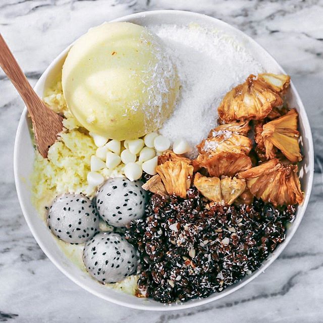 On weekends I like my breakfast bowls #nicecreamqueen style 🍍🍨🌟 Flavor: 'Pineapple Coconut' 🤤 I had a bunch of ripe pineapples that I picked up at the local market for $3 each and decided to whip this bowl.
✓ For the base I blended chilled pineapple chunks and frozen ban…