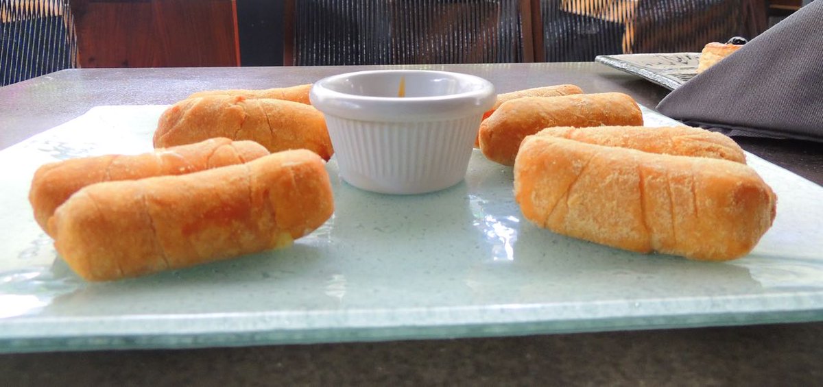 comachocolatier's tweet photo. Unos deliciosos tequeños y una buena conversa. #TerrazaComa https://t.co/5BLgt5t5J4