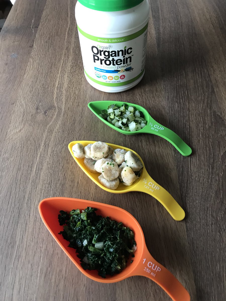 parmajohnnny's tweet image. Smoothie Saturday ... 
banana
cucumber
kale
spinach
lemon
wheatgrass
@DrinkOrgain vanilla protein powder
coconut water
fun spiral straw ✔️