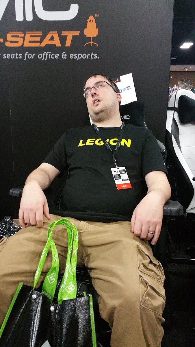Selanda7's tweet image. #needforseat #maxnomic