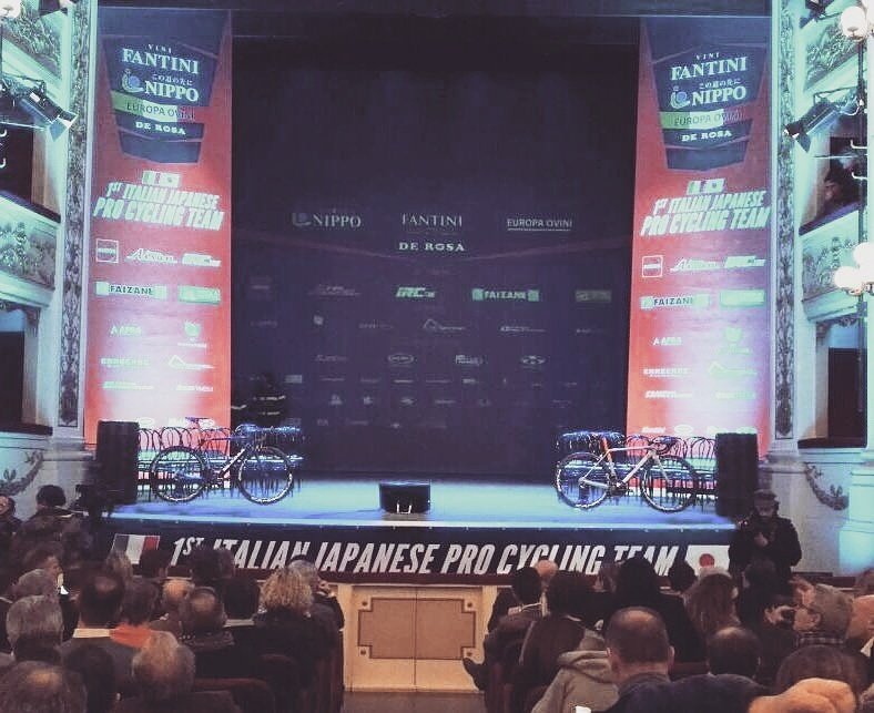 E per finire la giornata a #Chieti nella splendida cornice del #teatroMarrucino per fare un grande in bocca al lupo alla <a href="/NIPPO_Fantini/">NIPPO Vini Fantini Faizanè</a> per la nuova stagione ciclistica!