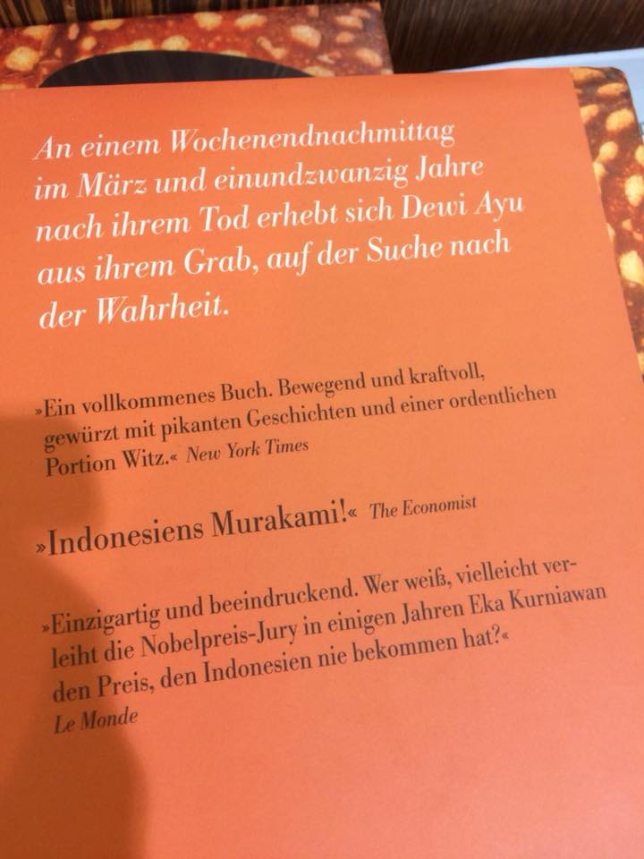 “Unik dan Mengesankan. Siapa tahu yuri Nobel pada tahun-tahun berikutnya  mungkin memberikan penghargaan kepada Eka Kurniawan, yang di Indonesia belum pernah dapat?“ (Le Monde)
 *toko buku Stocker, Lucern, Swiss, Sabtu, 13.01.2018. Novel Cantik Itu  Luka (Schönheit ist ein Wunde