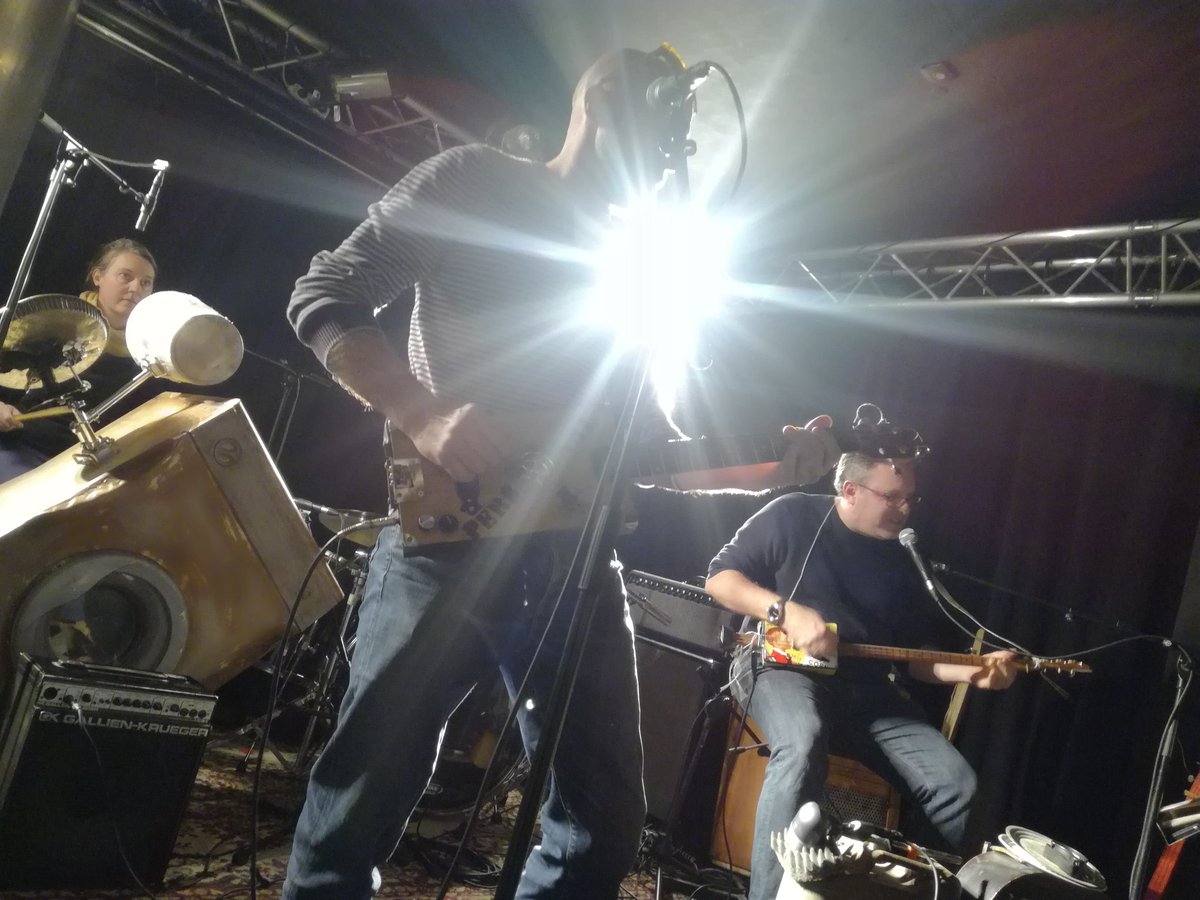 Une machine à laver qui sert de batterie 😀 c'est Personal Box en concert ce soir à L'Alternateur à 21h avec Freespace et Lakaz #Niort