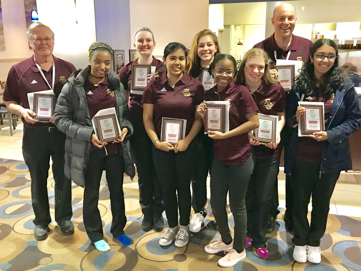 BrebeufBowling's tweet photo. Braves Girls Bowling Squad receiving their plaques for their 2nd place finish in the conference this season. @BrebeufJesuit @BrebeufSports https://t.co/rZapDbVBGn