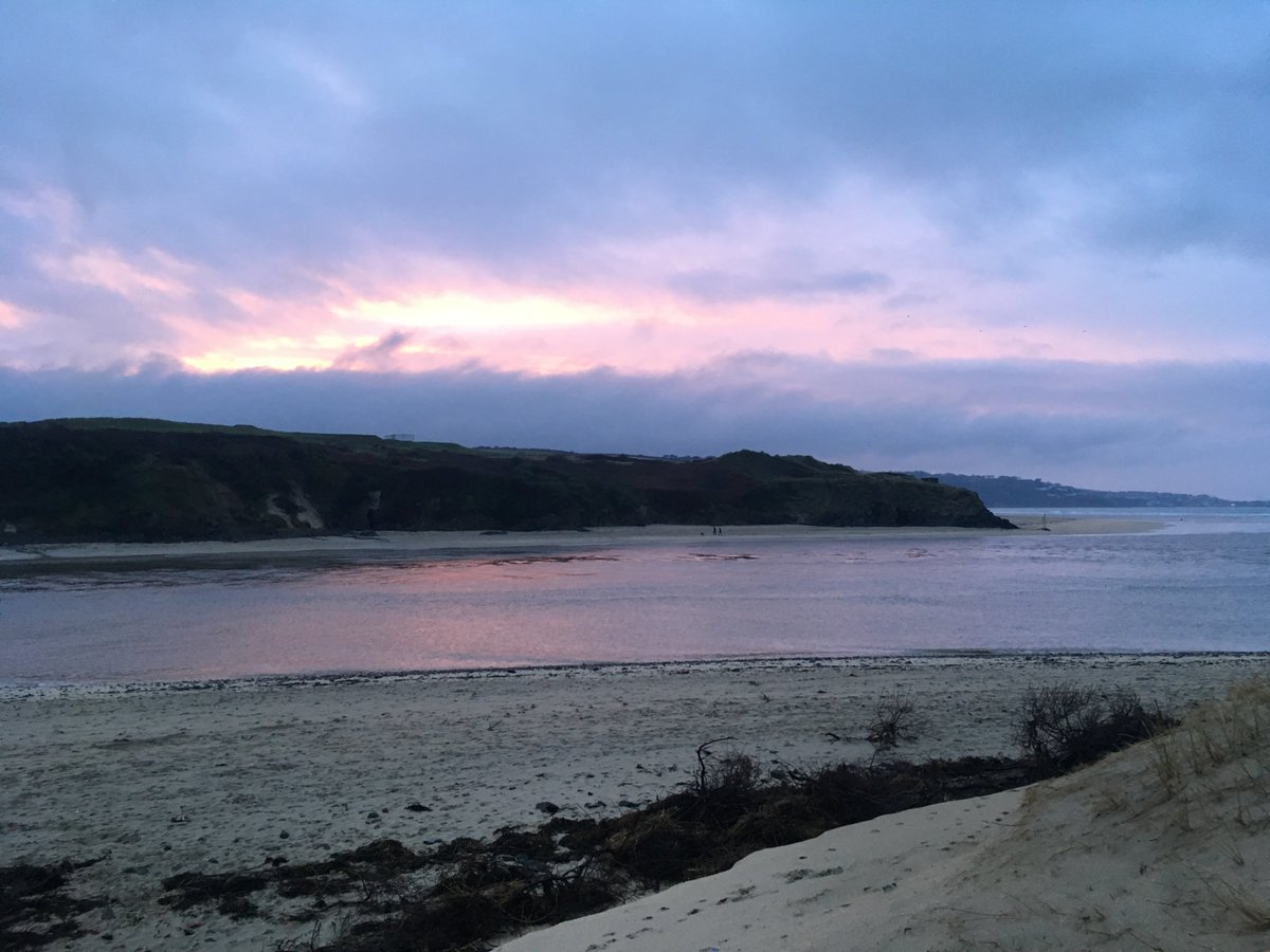 bluechiphols's tweet photo. Hayle put on quite the sunset this evening...ππ»ππ»#hayle #cornwall #unastives #sobluechip https://t.co/kxMzxA2VSM