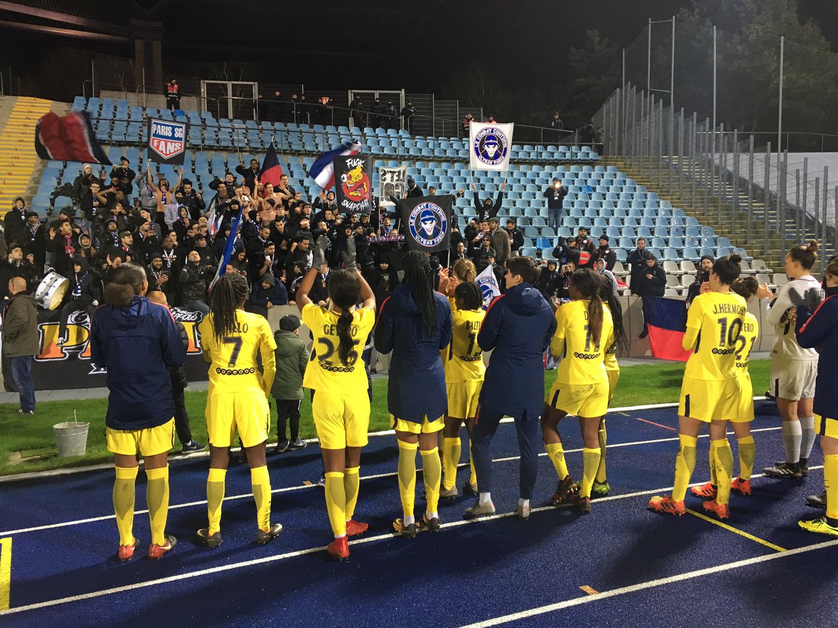 PSG_Feminines's tweet photo. 🙌🏻👏🏻 Les #Parisiennes remercient le @Co_Ultras_Paris ! 🔴🔵 https://t.co/DqnQqo3G4D