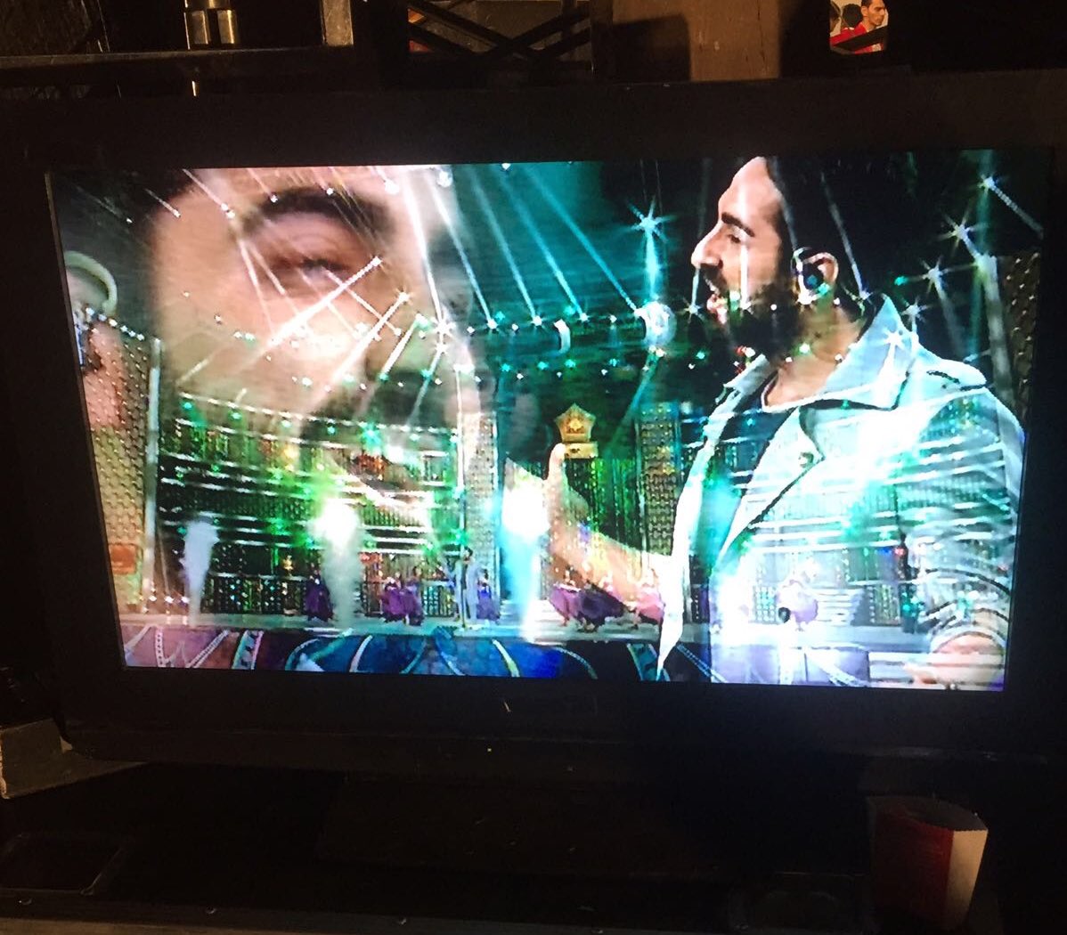 AyushmannBhava's tweet photo. The lights make the visuals very psychedelic no? @ayushmannk performed some favorites at the #UmangPoliceShow this evening #NazmNazm #Haareya #Kanha #Music #Live #Gig 💥 https://t.co/ZiXqzN0muv