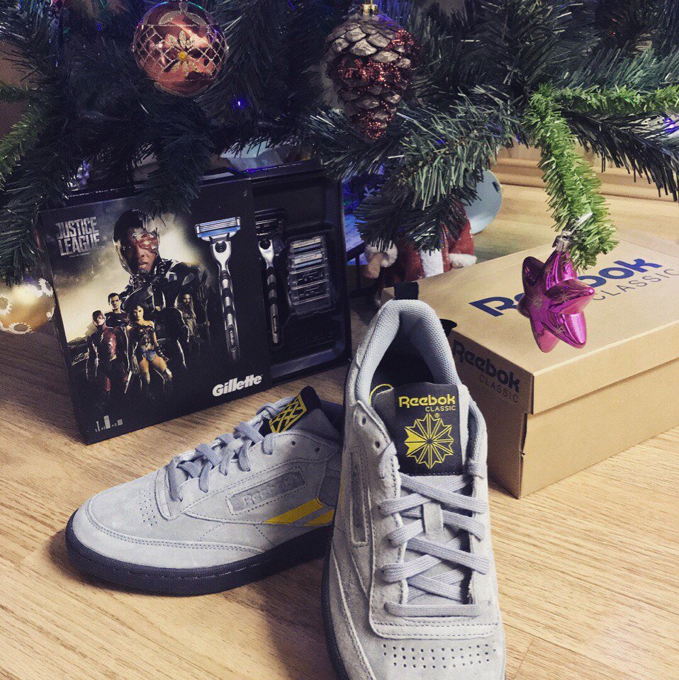 BatmanHQ's tweet photo. 2017 год запомнился,как год безумных коллабораций:
С искренним максимальным фанатизмом рад,
Что парочку из них ухватил в свою коллекцию.
@ReebokClassics @Reebok 
@norimyxxxo @oxxxymironshop 
Спасибо за крутейшую пару
Буду щеголять по горгороду 
Мимо дворов и улиц гетто
Империя. https://t.co/MTua1Y9EDY