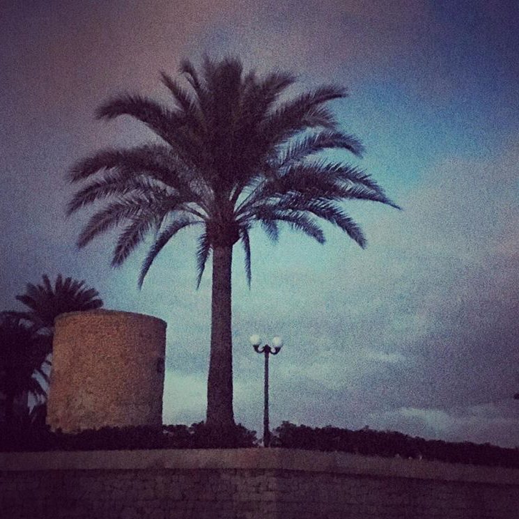 Y reinará el silencio más hermoso que se haya oído nunca. Con el sol todavía ocultándose a la espera de un nuevo capítulo. #charoruizibiza #endlesssummer #resort18