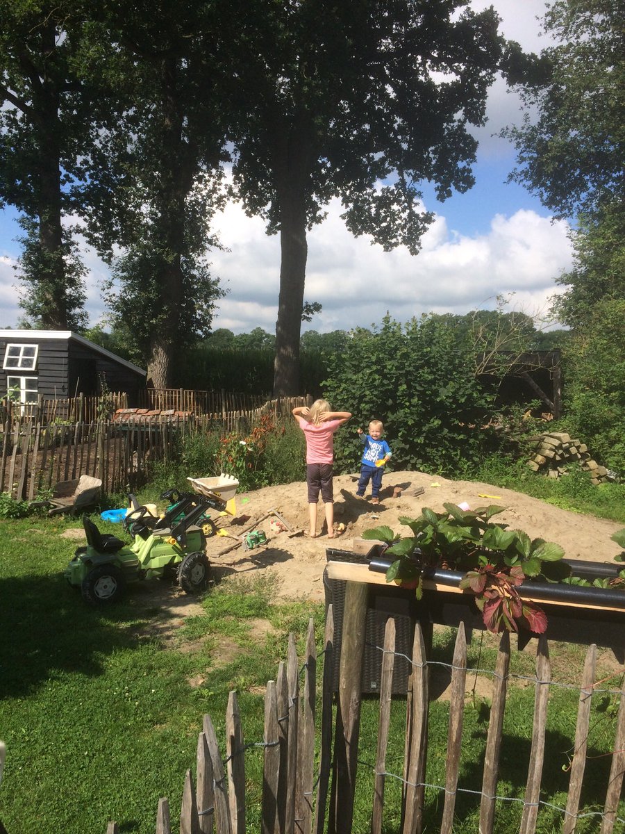 DeWeeversborch's tweet photo. Vandaag van vakantie woning het Borchhuus de trap kaal gemaakt en de hal en overloop. Ze wordt belegd met tapijt van #klumpenhouwerwoninginrichting  te Aalten. Tevens nieuwe bestrating. Zelfs in rustige maanden zitten wij niet stil☺️ https://t.co/J446rDgBwk https://t.co/pc6JrnKQlQ