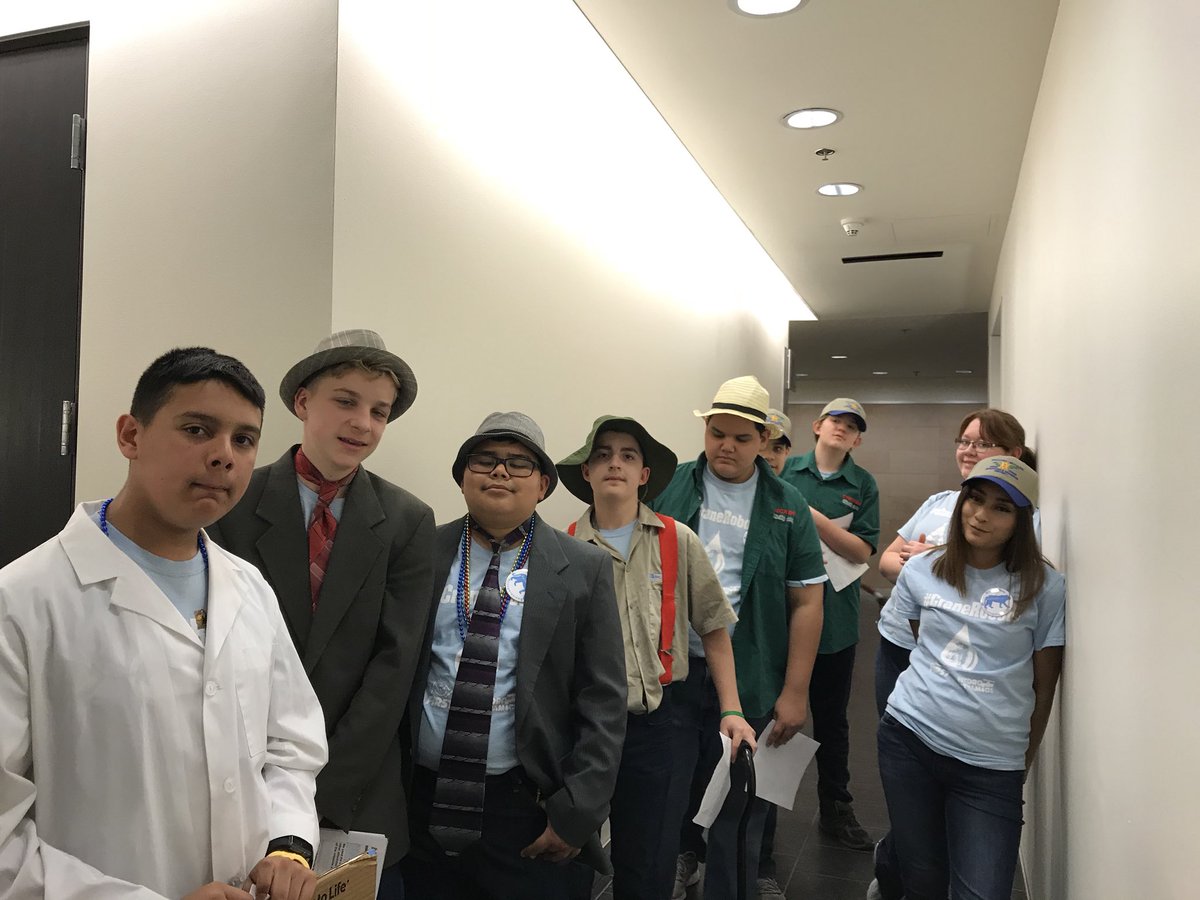 brite0321's tweet photo. #cougars getting ready for the project #morethanrobots #fllstate #lettucepuns https://t.co/AAKA5Ctuvl