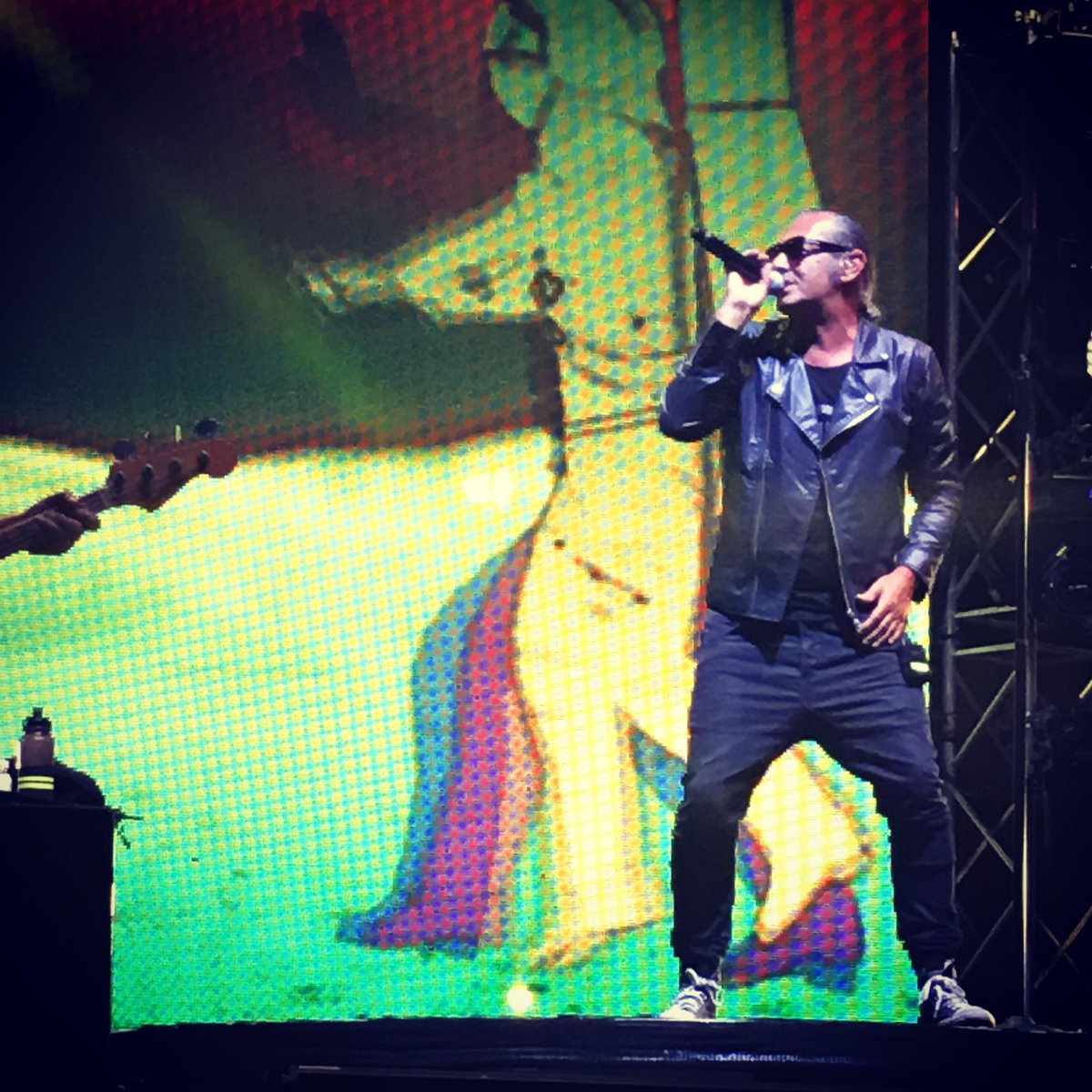 rossyssima80's tweet photo. ...siamo nati per aspettare che qualcosa si muova e ci venga a cercare...🎵🎶 #aspettandoilnuovodisco #tantavogliaditour #lucacarboni @lucacarboni https://t.co/zGMjLrYQpj
