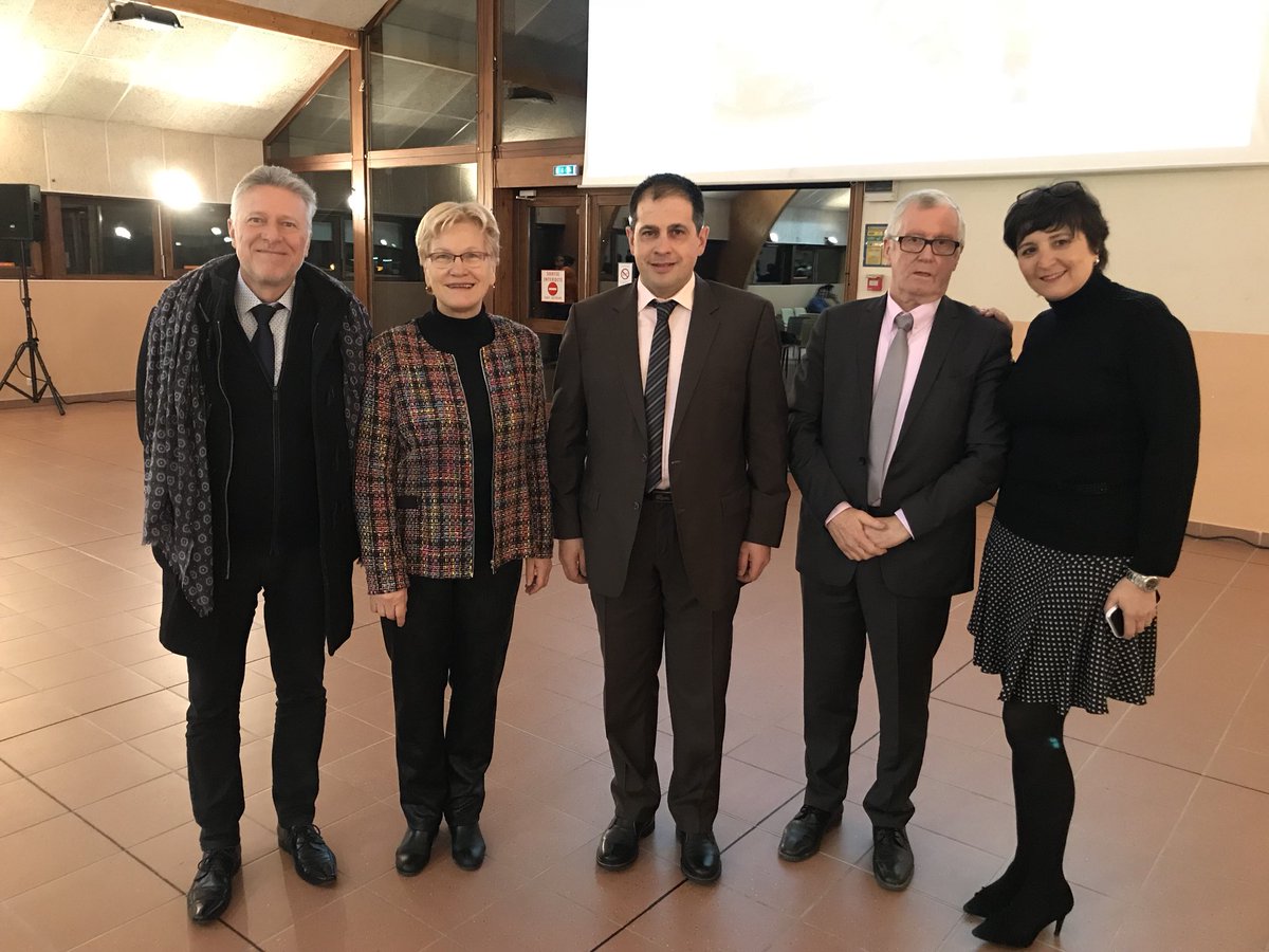 AstridBaudRoche's tweet photo. #voeux2018 a #Orcier ce soir. Hommage à Leslie Dufresne Médaille d’argent au concours régional @auvergnerhalpes « 1 des meilleurs apprentis de France »  L’occasion de dénoncer la réforme #apprentissage qui est en cours qui n’est rien d’autre que privatisation de cet enseignement https://t.co/VB37v1vfqA