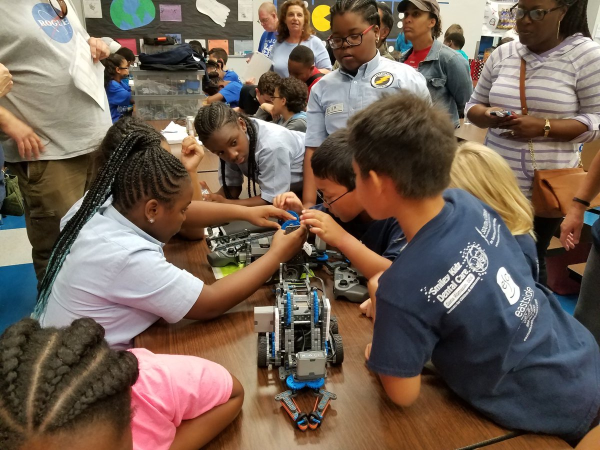 Lake Forest Elem &amp; Bayview Elem working together...Thank you Sailbots.  <a href="/LakeForestArts/">Sharon Boyd</a> <a href="/BrowardSTEM/">Broward STEM</a> <a href="/VEXRobotics/">VEX Robotics</a> <a href="/SciNanceTweet/">Mr. Nance</a>