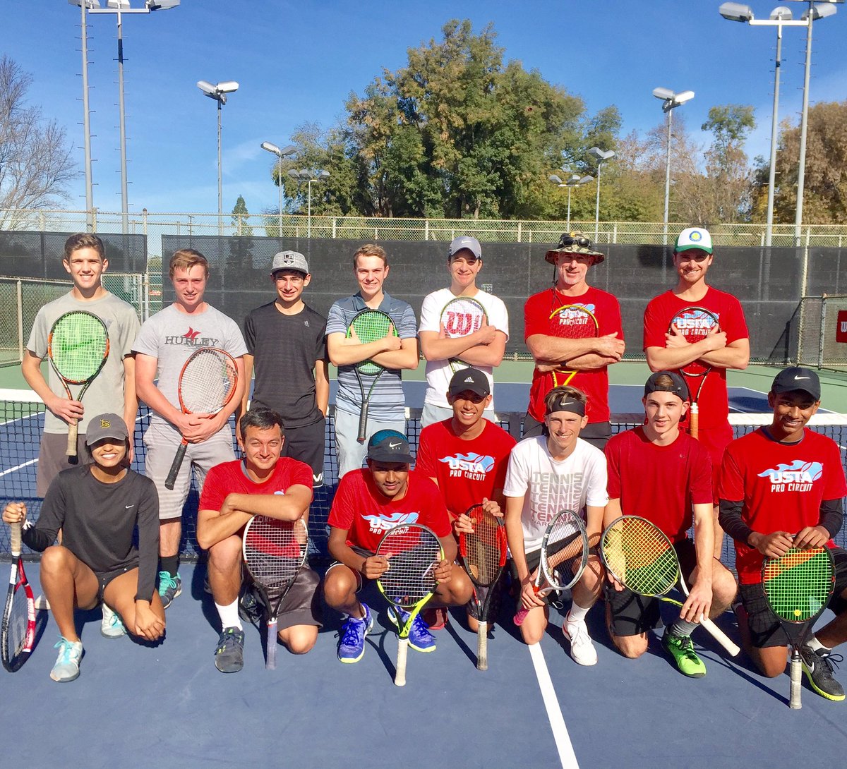 We started the day w/a free🎾clinic w/ <a href="/USCMensTennis/">USC Men's Tennis</a> head coach,Peter Smith &amp; Renzo from <a href="/SCTennisAcademy/">Mitch Bridge</a> b4 the semis at 11am! #procircuit