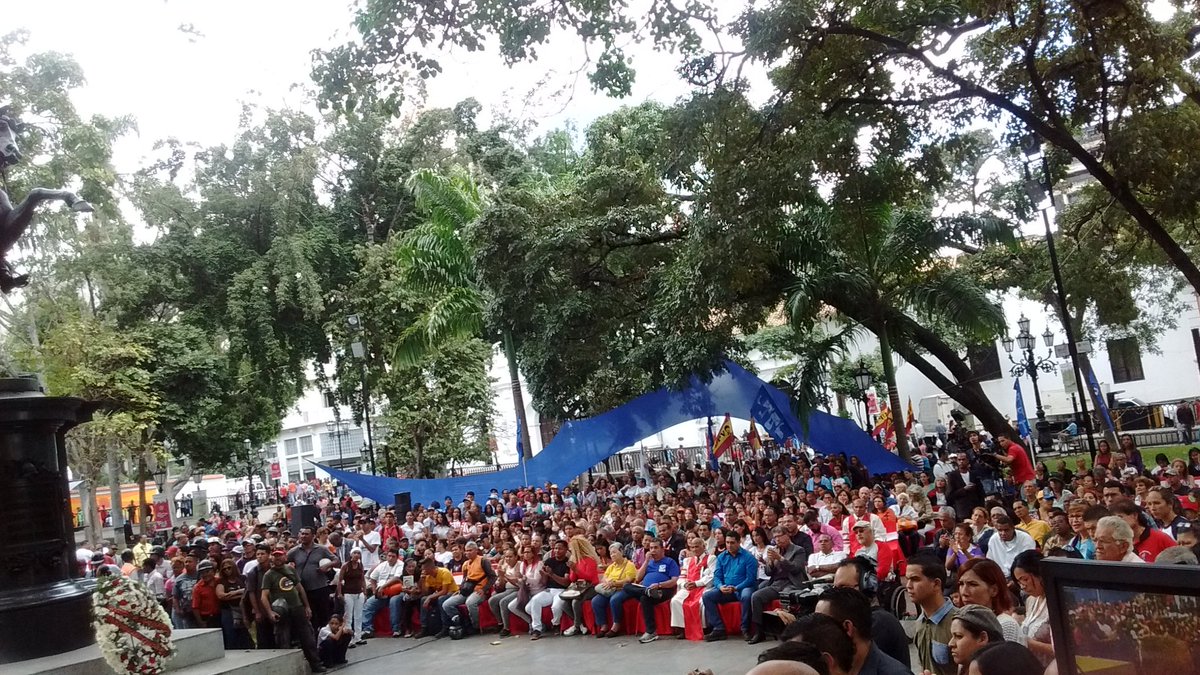 comisionp_edr's tweet photo. Ayer en Plaza Bolívar juramentada directiva de @concejomcaracas @ErikaPSUV @AlcaldiadeCcs @roquepsuv https://t.co/3WsU7ukU28
