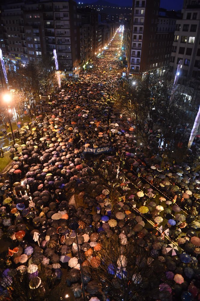 100000 manifestants à #Bilbao pour soutenir les prisonniers politiques basques.
Aujourd'hui le <a href="/gouvernementFR/">Gouvernement</a> a décidé de traiter les demandes de plusieurs détenus d’#ETA et appliquera prochainement leur transfert vers des centres pénitentiaires proches du Pays Basques.