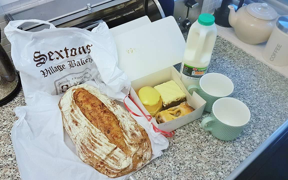 CheshireCottage's tweet photo. Thanks to Sarah Sexton at @SextonsBakery for helping us choose the perfect selection to welcome this afternoon's arrivals to @CheshireCottage - freshly baked sourdough bread and a variety of cakes for after their drive. Hope they enjoy. And of course a copy of Lymm Life magazine! https://t.co/lUeKdhR5DG