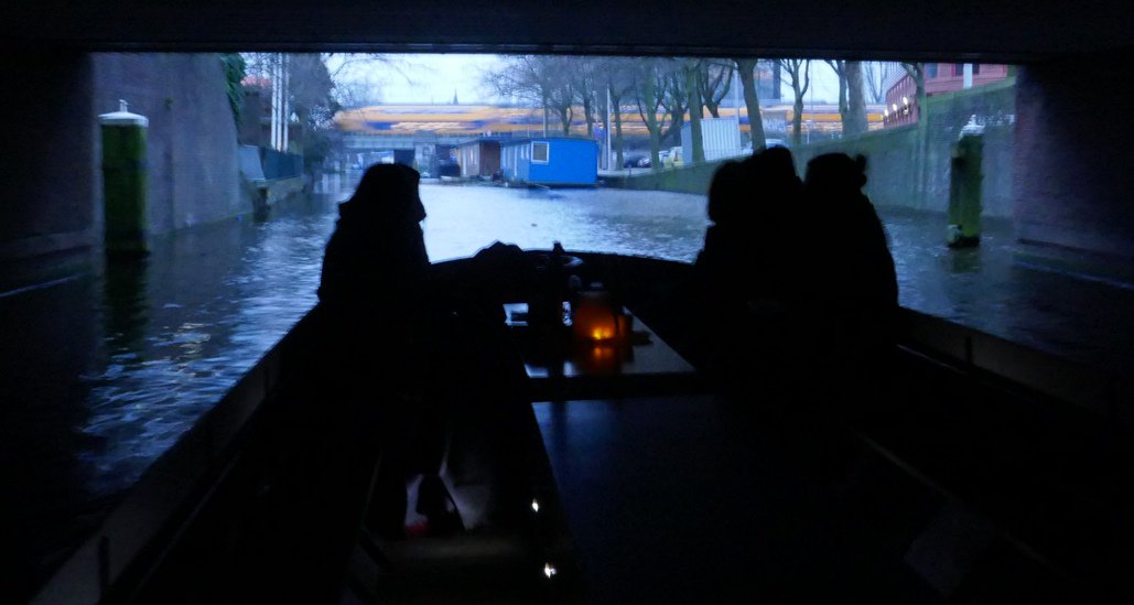 Willemsvaart's tweet photo. Het was niet warm vandaag, maar dat vergeet je.. De herinnering blijft en.... varen in de winter is sfeervol en gezellig !!! Eerste #boottocht #2018, 13 januari.
Van Dunne Bierkade richting #Capriole en terug (naar de #Paas). Daarna restaurant #Kade.  @Willemsvaart &amp; @BootVarenDH https://t.co/Ezuik2muGV