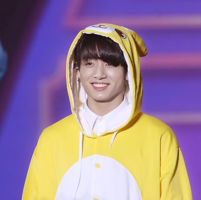 kookie_imagines's tweet photo. Jungkook looks so cute oml https://t.co/0DFnGFMMcz