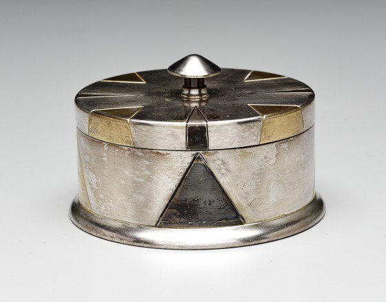 DallasMuseumArt's tweet photo. Powdering your nose wouldn't seem such a chore with this chic "Apollo powder box" from the 19th century! #SilverSaturday #DMAcollection
(image: https://t.co/CPxkrr0StN) https://t.co/z0ynsaR8nb