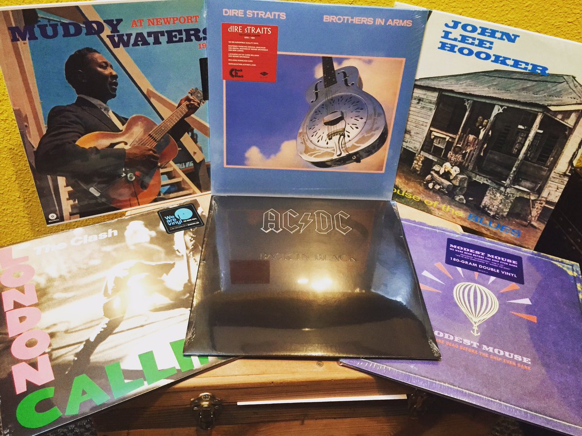 Therecordloft's tweet photo. Come check out the new records at The Record Loft! #recordloft #recordstore #therecordloftusa #vinyl #records #roseburg #oregon #suicidesquad #beyonce #lemonade #howlinwolf #thebeatles #metallica #edsheeran #divide https://t.co/a0UKzd4RuN