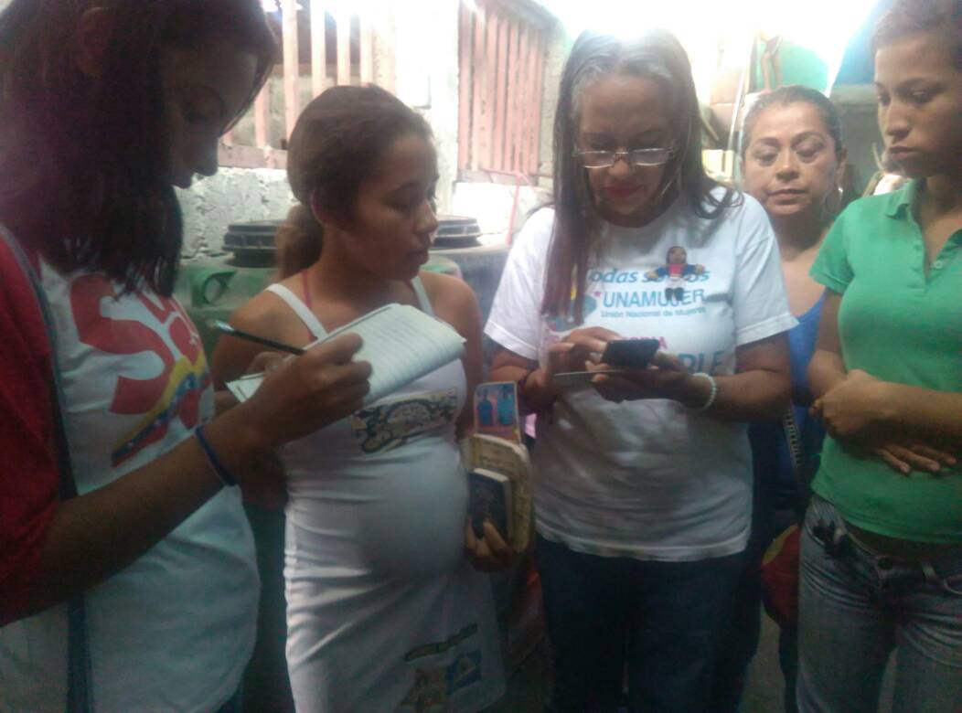 clapbloque7b's tweet image. Somos Venezuela, juventud y UNAMUJER, captando a las mujeres en proceso de gestación para el plan de parto humanizado, Barrio  Los Hornos 23 de Enero. Casa x casa como lo indico nuestro Presidente Obrero @NicolasMaduro #AquiNadieSeRinde  #EficienciaONada