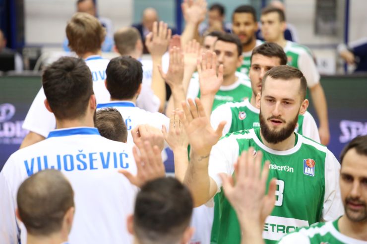 ABA_League's tweet photo. AFTER 1/4: @MornarBar - @petrol_olimpija 18:23.
Follow live play by play via: https://t.co/zTsTDWI9z6 #ABALiga #MOROLI https://t.co/mrDkPnRSQl