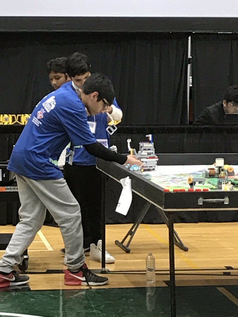 RoulaSkordakis's tweet photo. 3rd robotics challenge. Ss are giving it their best!@JNanGrand @ren_mann @HumberwoodDowns @MrsCamposClass https://t.co/H2vtpEVDgx