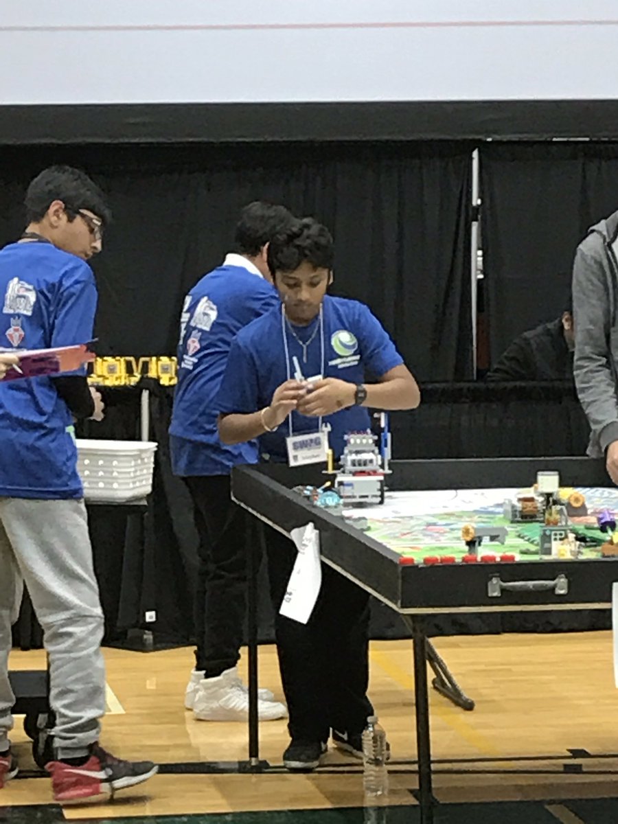 RoulaSkordakis's tweet photo. 3rd robotics challenge. Ss are giving it their best!@JNanGrand @ren_mann @HumberwoodDowns @MrsCamposClass https://t.co/H2vtpEVDgx
