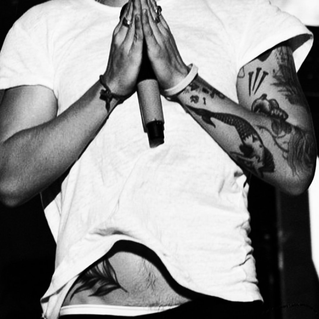 Maaguixx's tweet photo. @Harry_Styles 

#iHeartsAward #BestCoverSong #TheChain #HarryStyles https://t.co/SbnCYlaV0h