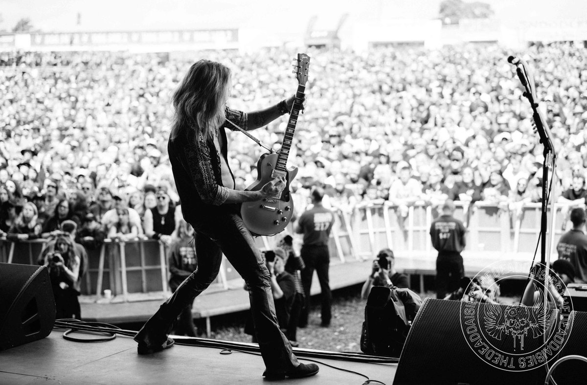TheDeadDaisies's tweet photo. Flashback: Doug firing it up at Download Festival 2017 π€ππ₯ Thanks a ton for partying with us, UK!
#Live #RockNRoll #Festival #Download2017 @DownloadFest @Douglas_Aldrich #Rock #Guitar #DownloadFestival @kieluni https://t.co/Y5D3mReLrO