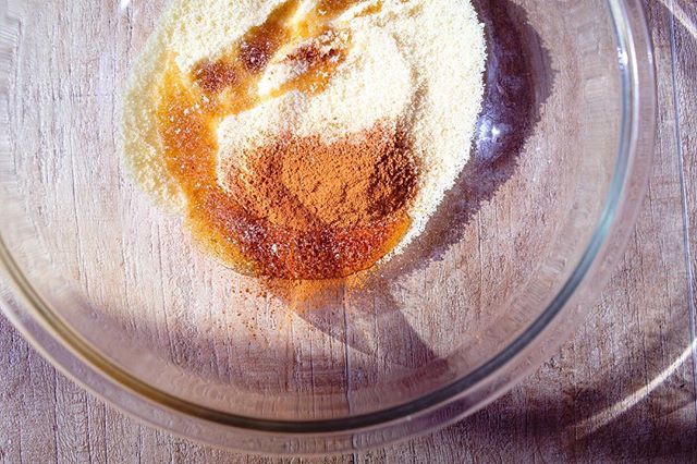 thirdttcake's tweet photo. Whipping up some quick vegan paleo cookies in a big glass bowl on this cold cold morning. Watching all those cookshows where they use nice big glass bowls has resulted in my eyes constantly attracted to these. I'm not sure if it makes food any yummier bu… https://t.co/r7K9kByD9f https://t.co/00lszX5Chx