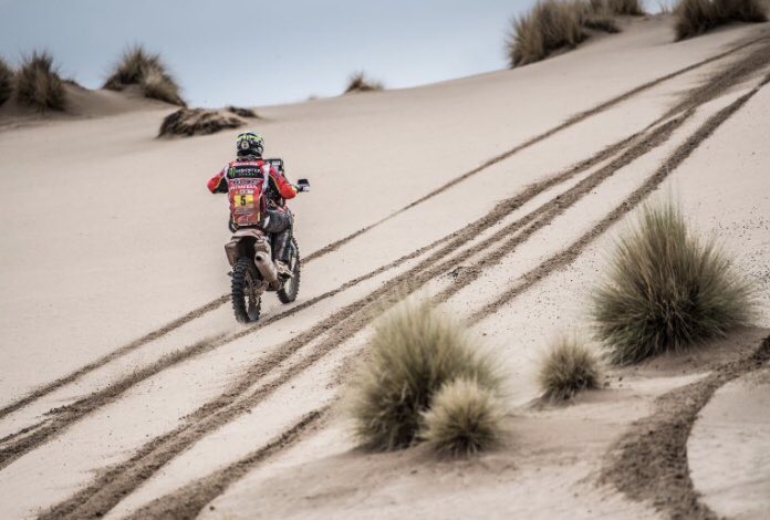 joanbangbang88's tweet photo. Stage Report @dakar 

En medio de la tormenta me he salido de la pista y me ha caído la moto encima, golpeándome la rodilla. He pasado por los médicos y me han dicho que no hay nada roto. Vamos a ver si me la pueden fijar y así aguantar la etapa de mañana. 

#JoanBarreda5 #Dakar https://t.co/cJpf5TtyZY