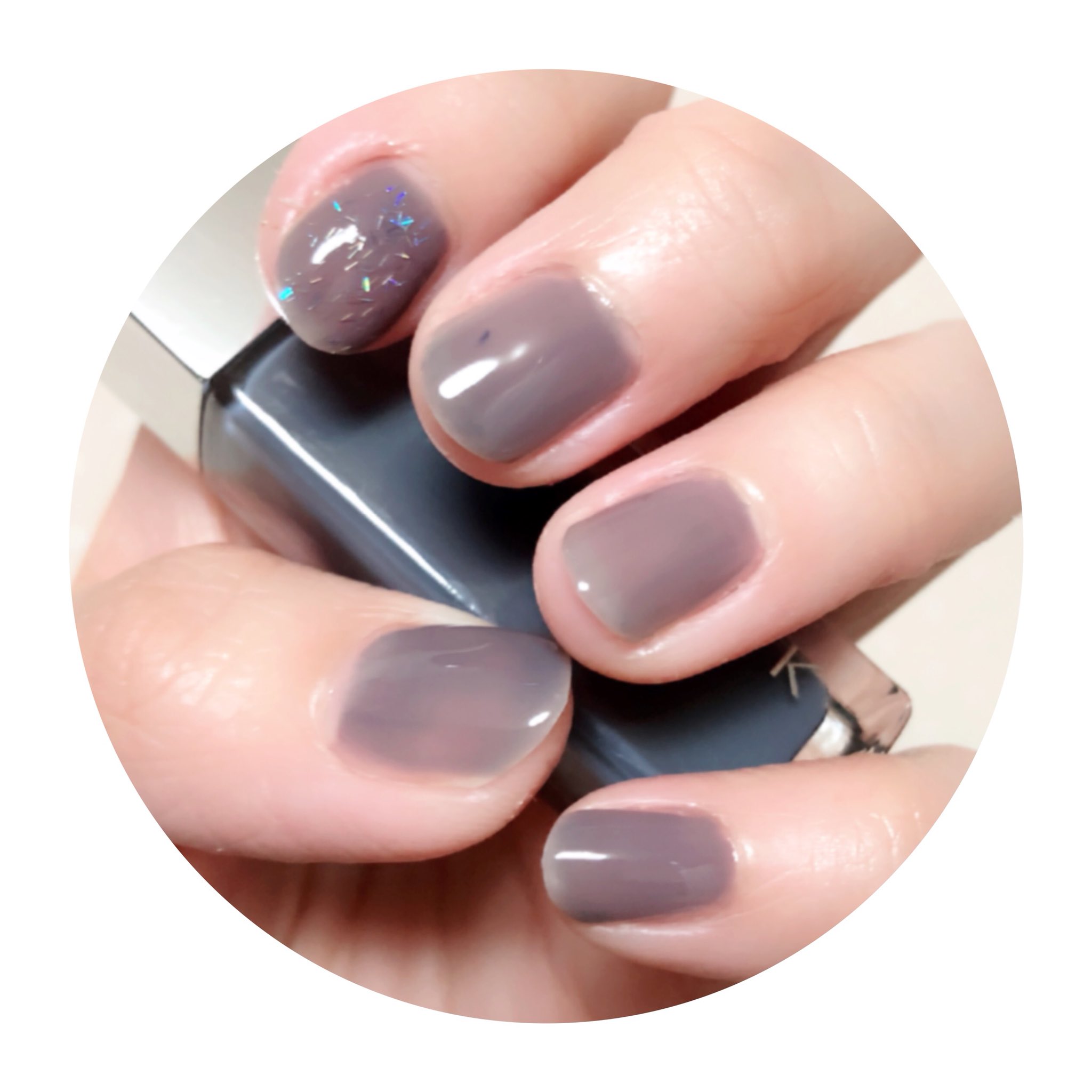 ちょろ Twitterissa ネイルポリッシュ Ex 01 ブルーエボニー Rmk りょうさん Rcsm Glc のツイート見て買いに走った グレージュっぽいかな ダークカラーだけど透け感のおかげか重い印象にならないし 暗めの ネイルに抵抗ある人でも挑戦しやすいと思う ちなみに