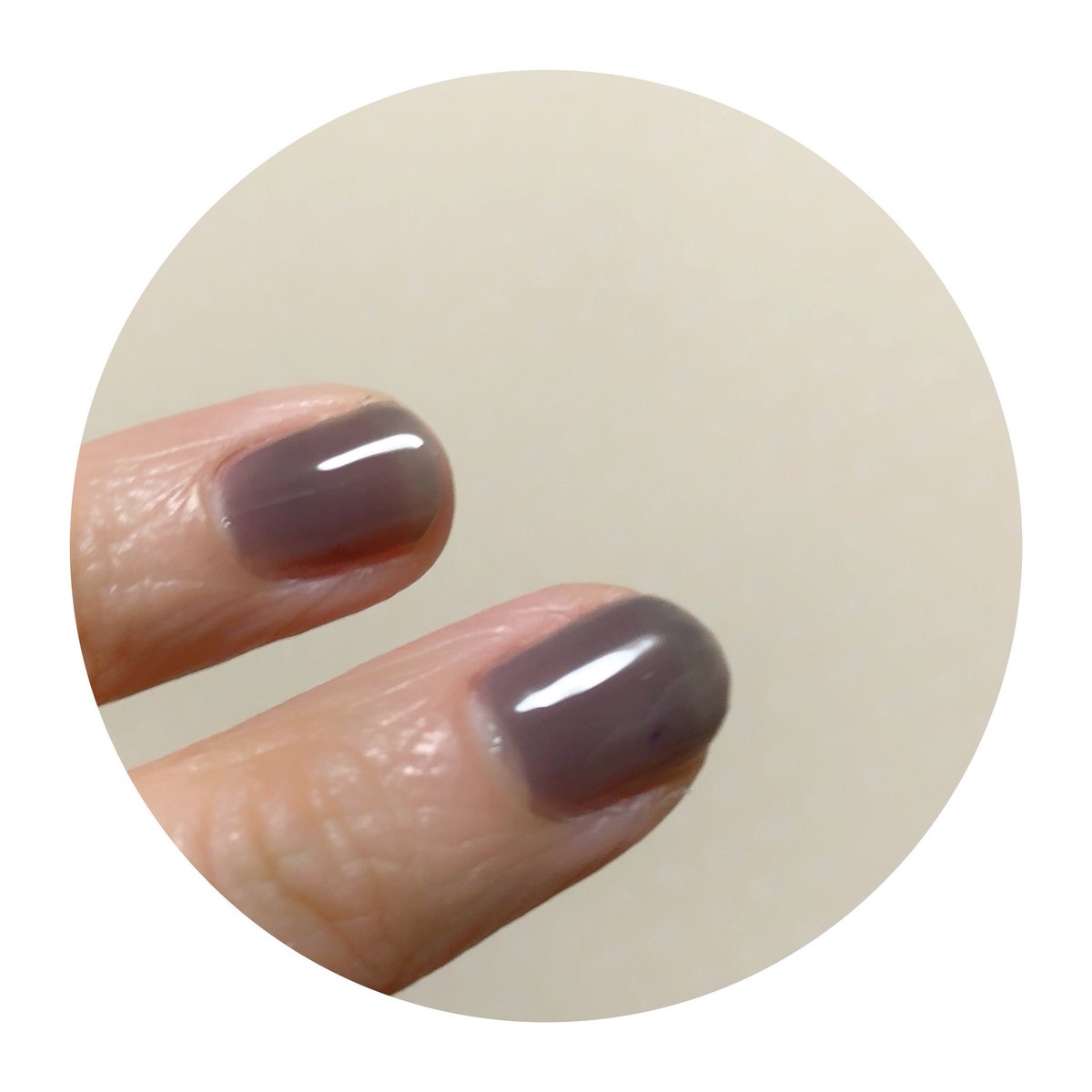 ちょろ Twitterissa ネイルポリッシュ Ex 01 ブルーエボニー Rmk りょうさん Rcsm Glc のツイート見て買いに走った グレージュっぽいかな ダークカラーだけど透け感のおかげか重い印象にならないし 暗めの ネイルに抵抗ある人でも挑戦しやすいと思う ちなみに