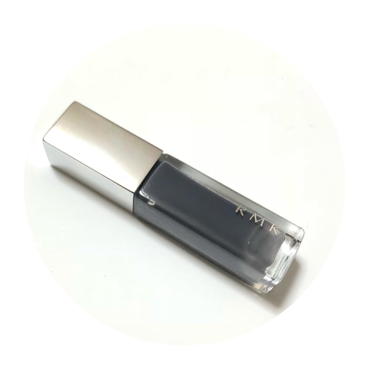 ちょろ Twitterissa ネイルポリッシュ Ex 01 ブルーエボニー Rmk りょうさん Rcsm Glc のツイート見て買いに走った グレージュっぽいかな ダークカラーだけど透け感のおかげか重い印象にならないし 暗めの ネイルに抵抗ある人でも挑戦しやすいと思う ちなみに