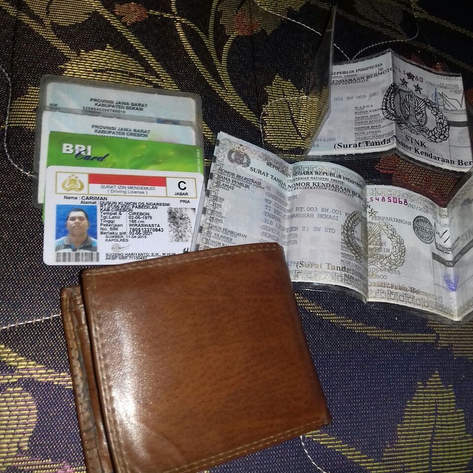 urbancikarang's tweet photo. 09.21 Ditemukan dompet beserta isinya di sekitaran Jababeka 2 atas nama Cariman, Cirebon. Bagi yang merasa memiliki bisa menghubungi 0895372124220 https://t.co/IVx1QHsGdq