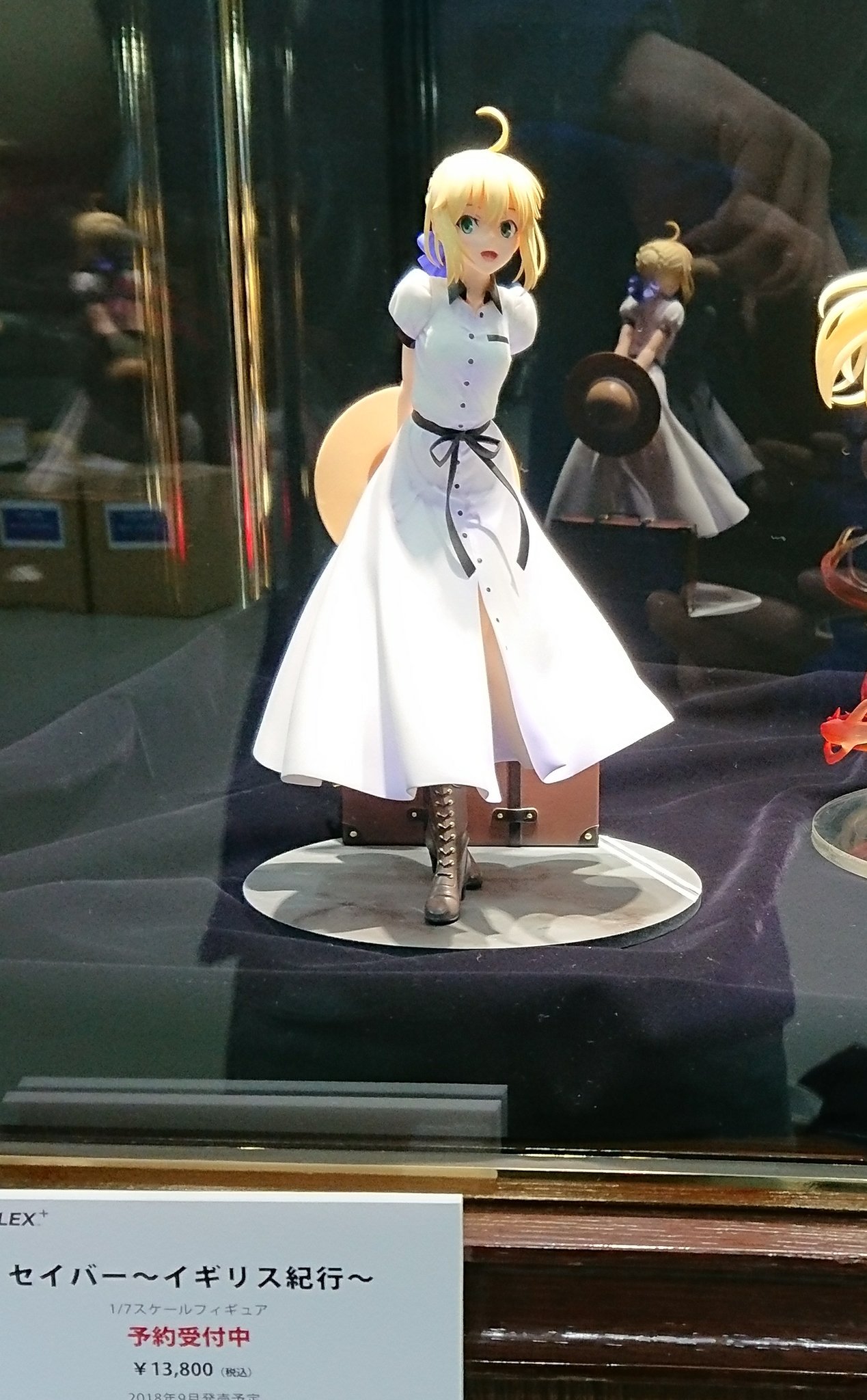 アニプレックスプラス 只今受付中 イギリスを旅する セイバーと共に セイバー イギリス紀行 フィギュアも彩色サンプルが宮城会場に展示中 弾ける笑みがまぶしいっ 日よけ帽子 トランクなどのパーツも付属 是非旅するセイバーをこの機会に