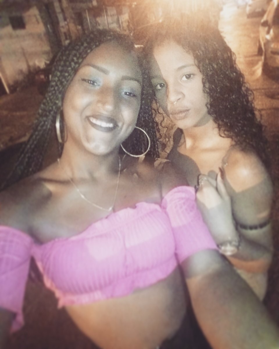 KareenCamilly's tweet photo. Minha vida pela sua garota 👭💜🍻 @malvada256 https://t.co/fUK2PhJSRX