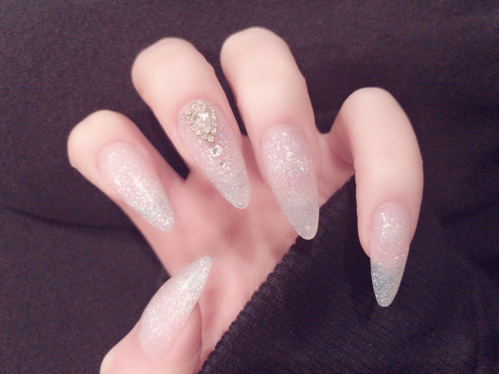 キララ様なの 3歳 仕事終わりネイルしてきた 髪の毛ぐーっしゃあなってるから スタンプしとくね なんか本当にすぐ絡まるから高いクシ買おうか